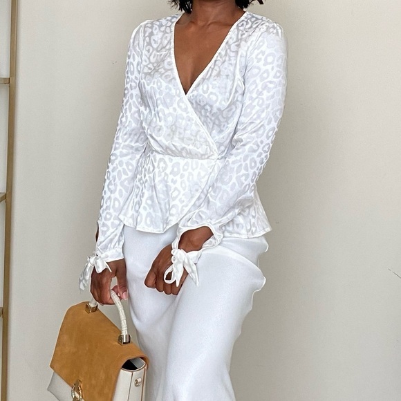 White animal print warp Top - Picture 2 of 16